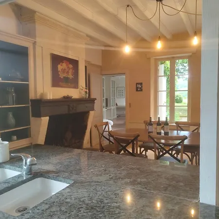 Grande Maison 14 Personnes Au Calme Entre Bordeaux Et Blaye Casa de Férias